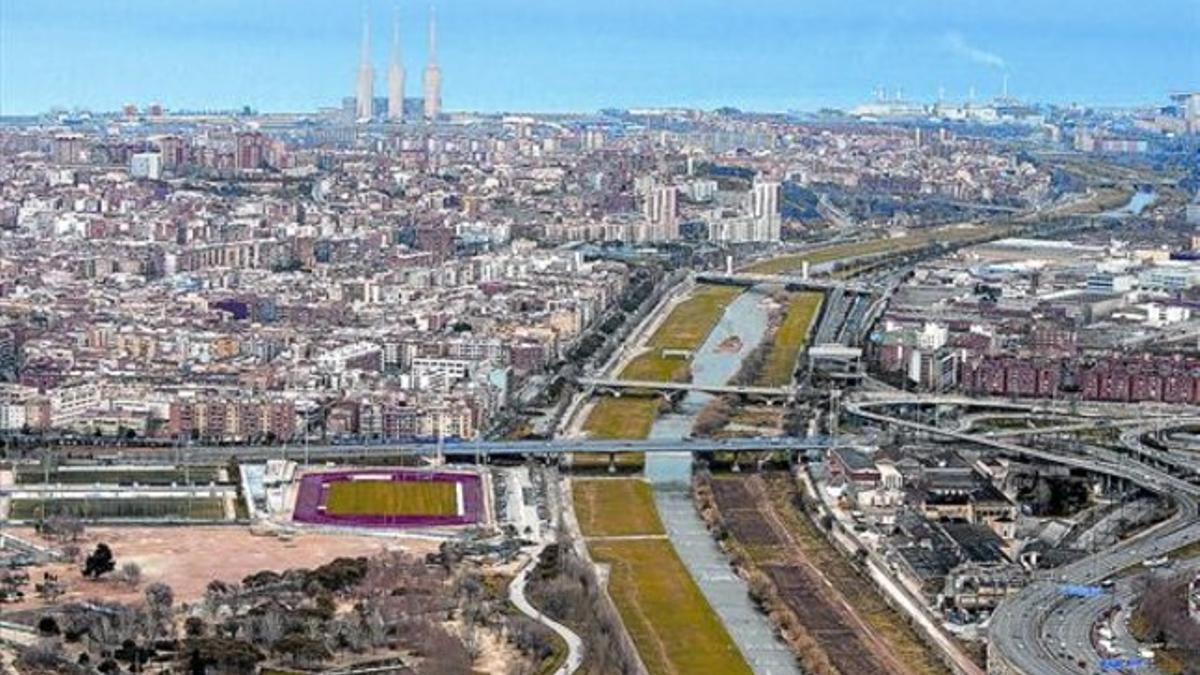 Continuo urbano metropolitano en el tramo final del río Besòs, donde confluyen los términos municipales de Barcelona, Sant Adrià de Besòs y Santa Coloma de Gramenet, el pasado febrero.