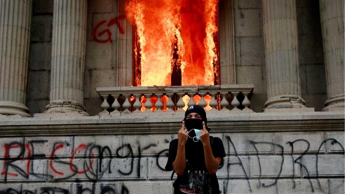 Manifestantes queman las puertas del Congreso en Guatemala
