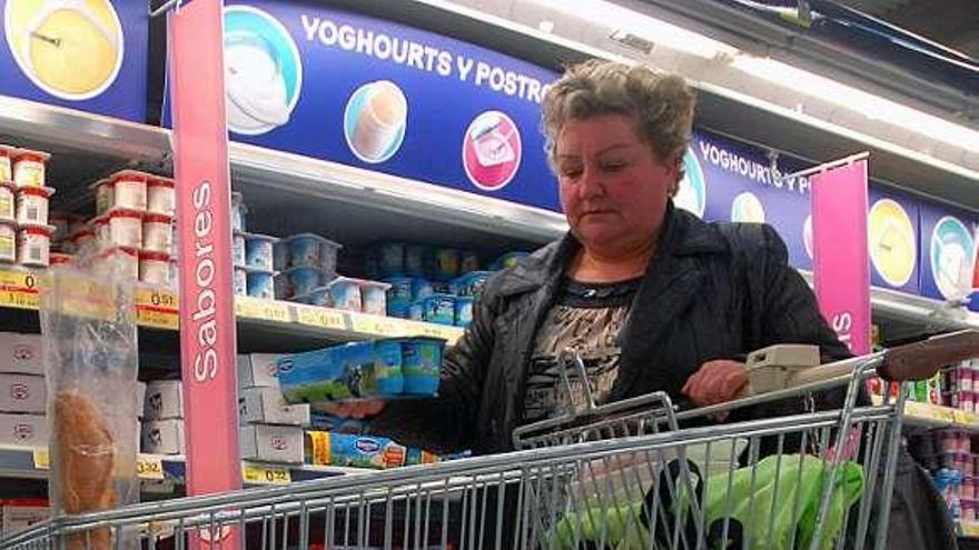 Una mujer realiza la compra en un supermercado.  // Bernabé/Javier Lalín