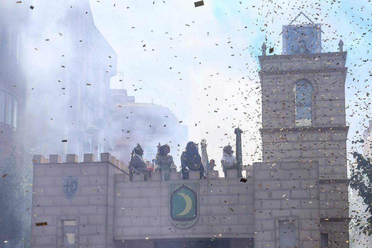Los cristianos reconquistan el castillo en el último día de los Moros y Cristianos en Mutxamel