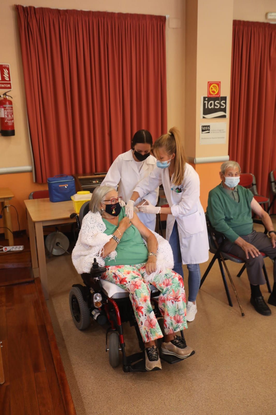 FOTOGALERÍA | Los mayores de la residencia Romareda reciben la tercera dosis de la vacuna