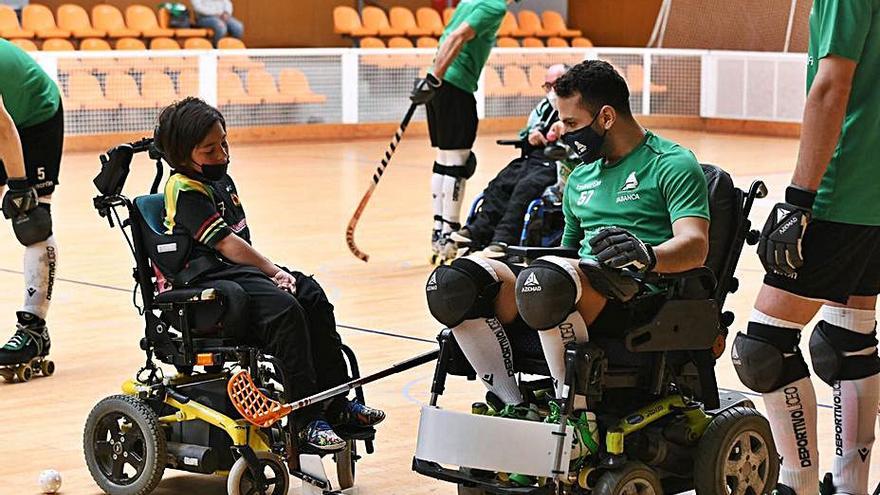 Franco Platero, en silla de ruedas, juega con un niño. |  // MÓNICA ARCAY