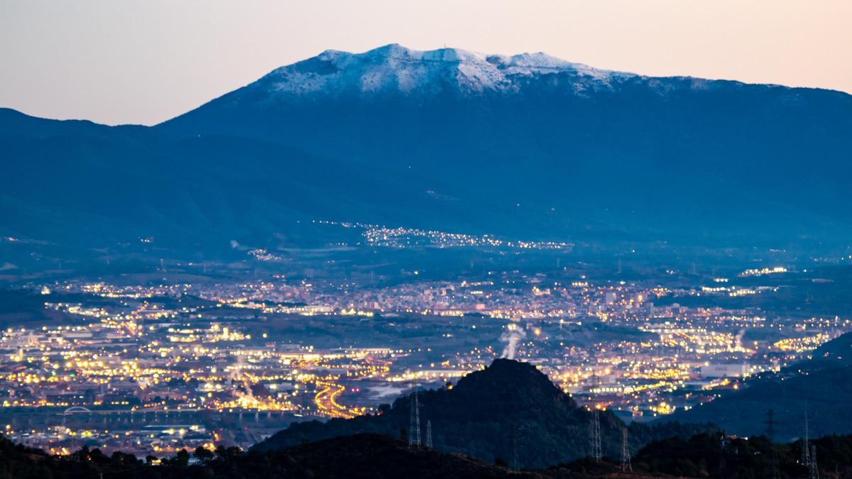 La cima del Montseny aparece bien nevada la mañana de los Reyes Magos, el 6 de enero del 2024