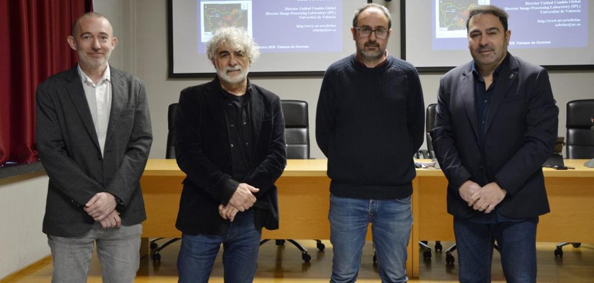 José Sobrino (2º d.), personal docente y el vicerrector del campus. | DUVI