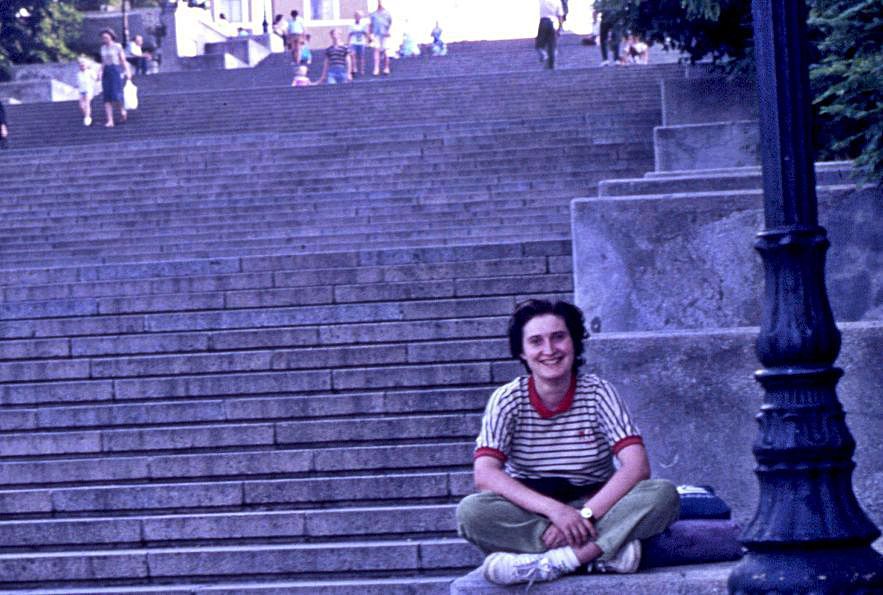 Sara Gutiérrez sentada en la Escalera Potiomkin, en Odesa (6 de julio de 1991).  