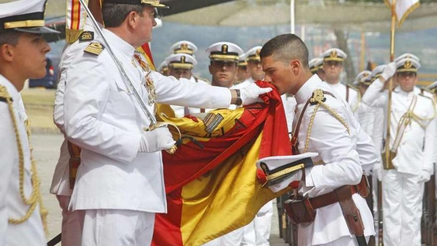 Alumnos de la escuela naval de Marín juran la bandera.