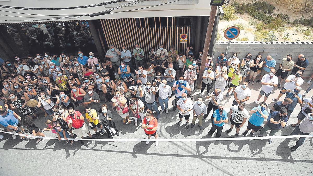 Cerca de cien personas se acercaron hasta el Ayuntamiento para celebrar la Alcaldía del PP