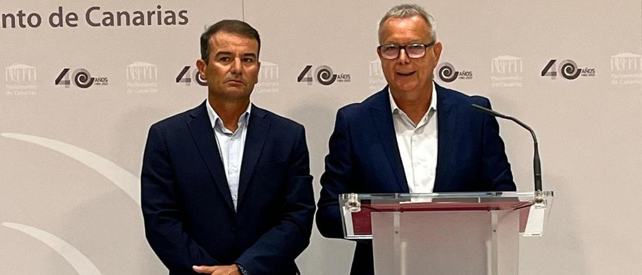 Sebastián Franquis (d), portavoz parlamentario del PSOE, y el diputado Marcos Hernández durante la rueda de prensa.