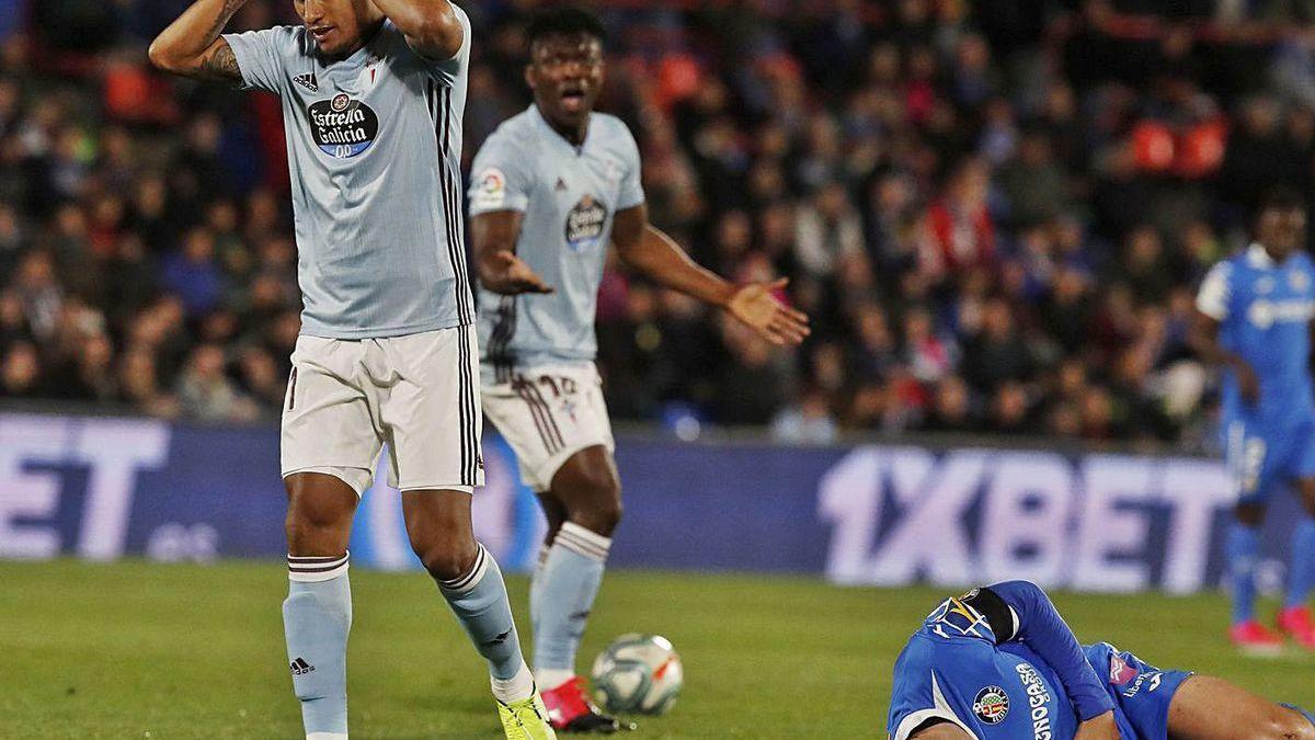 Murillo se echa las manos a la cabeza durante el partido ante el Getafe.