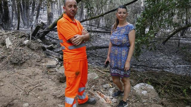 Claudio y Yolanda sobre un cortafuegos que salvó una casa deshabitada propiedad de unos familiares.