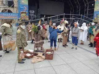 En imágenes: el Antroxu tradicional de Avilés, de pasacalles y comedia