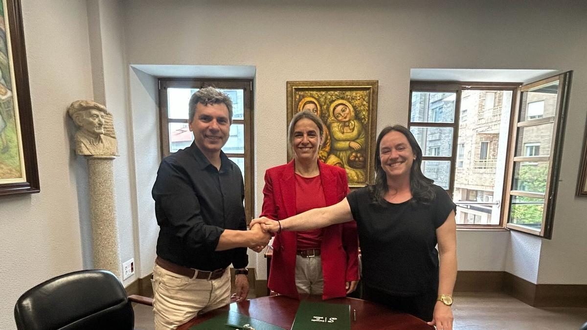 Manuel Araújo, Paula Fernández y Ángela Troitiño, tras la firma del convenio.
