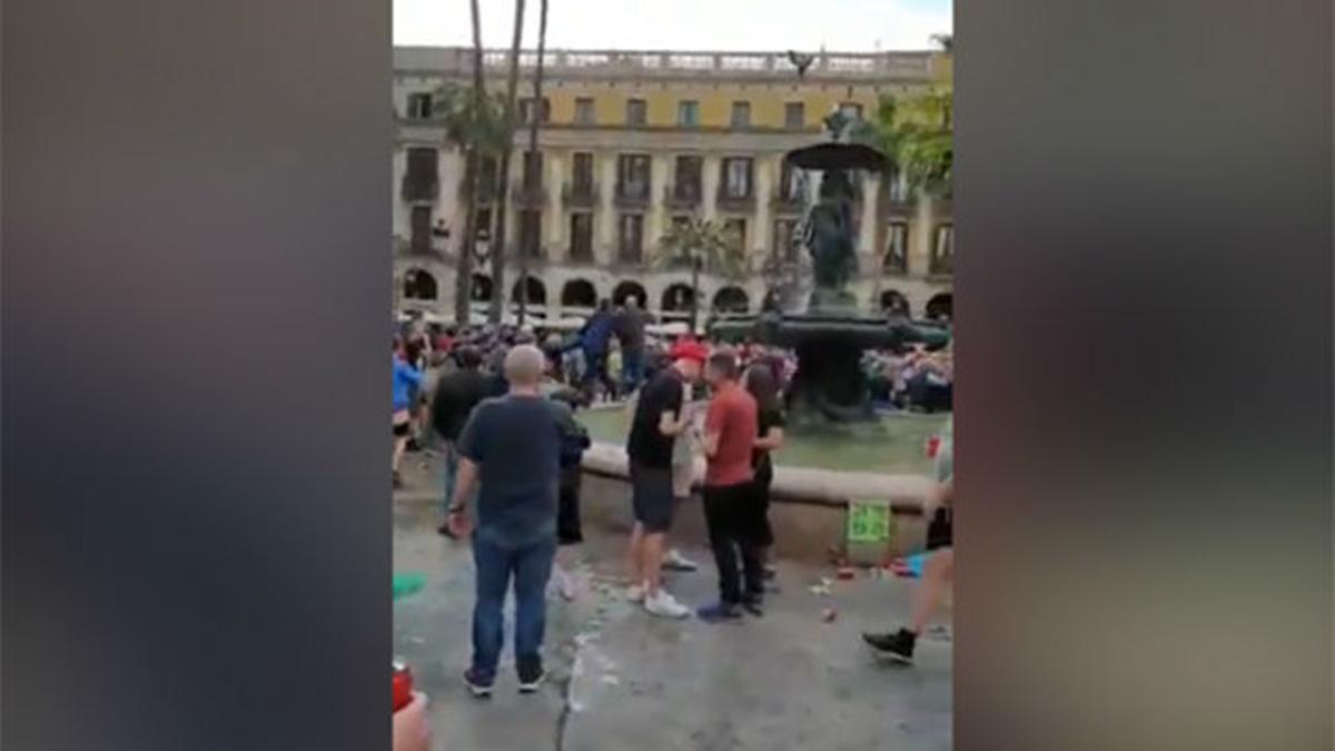 Un hincha del Liverpool tira a un turista a la fuente de Plaça Reial