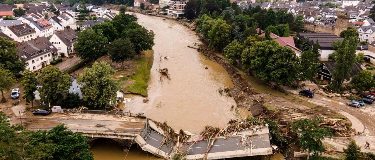 Puente destruido por una crecida en Bad Neuenahr-Ahrweiler, Alemania.