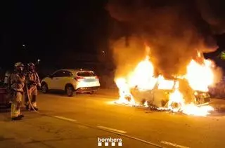 Cremen dos cotxes de matinada a Vilatenim