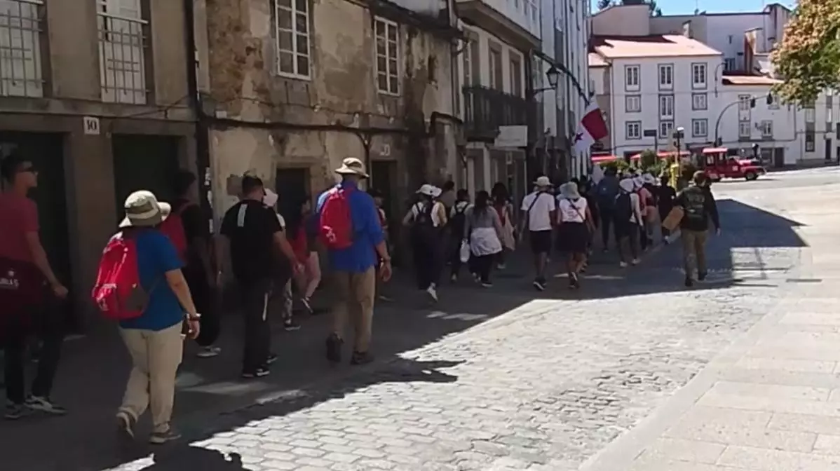 Grupo de peregrinos de las JMJ de Lisboa a su paso por el Barrio de San Pedro