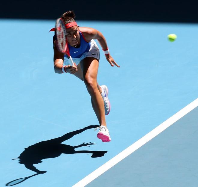 Caroline García, de Francia, regresa contra Ashleigh Barty, de Australia, en el primer día de la competencia final de tenis de la Fed Cup entre Australia y Francia en Perth.