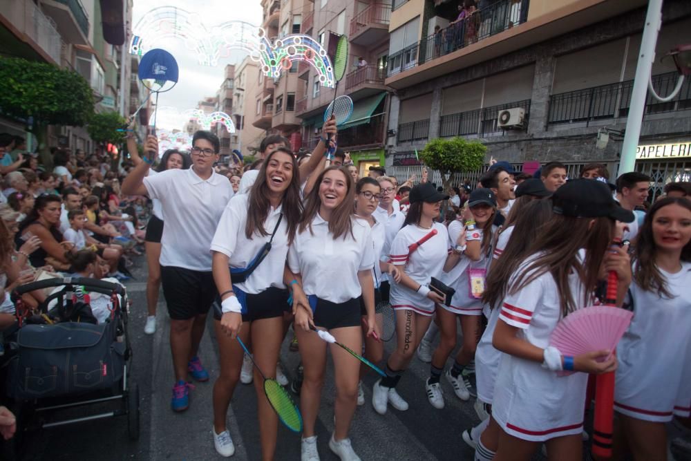 Desfile colorido de las comisiones en Elche