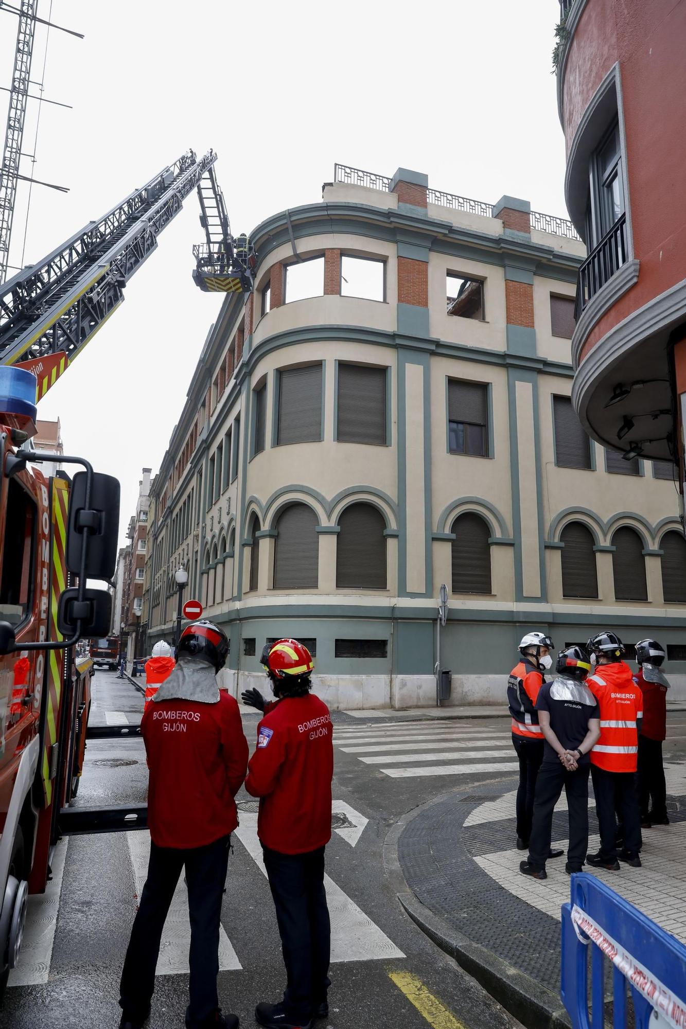 Los bomberos refuerzan la estructura del colegio San Vicente