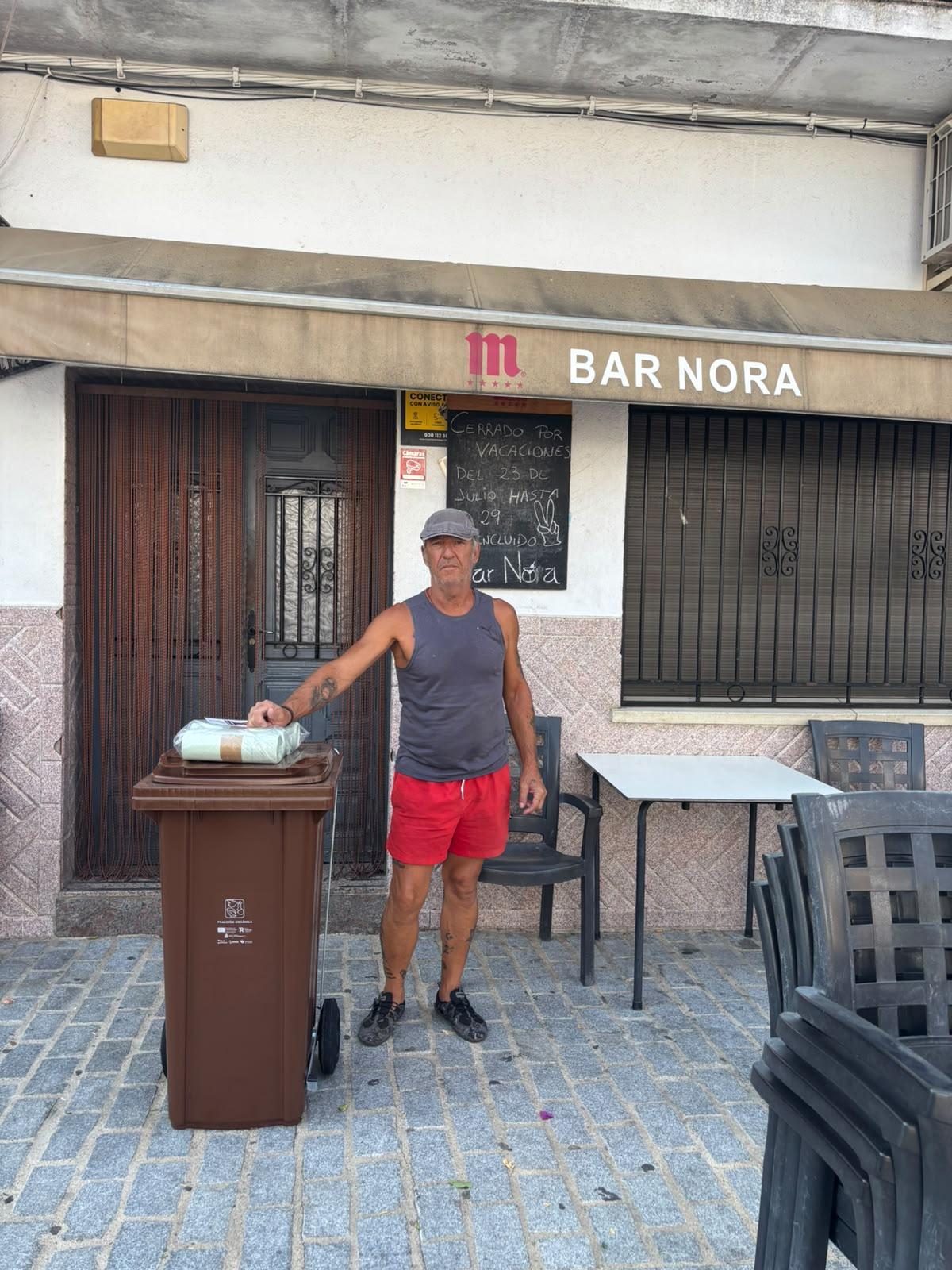 Campaña sobre el uso del contenedor marrón en el Bar Nora de Serradilla.