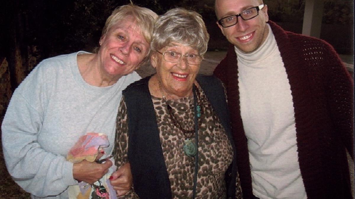 Sandy Plant, directora de Capricorn; su madre, Betty Plant; y su hijo, Adrián Gas.