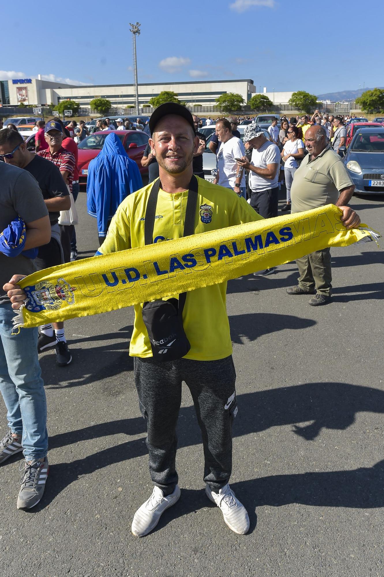 Colas para retirar las entradas de la UD Las Palmas - CD Tenerife de playoff