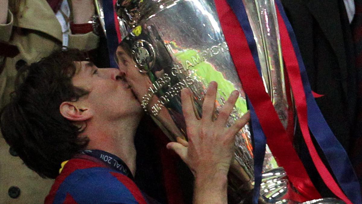 Messi besó la Champions League 2010-11 conquistada en Wembley contra el Manchester United