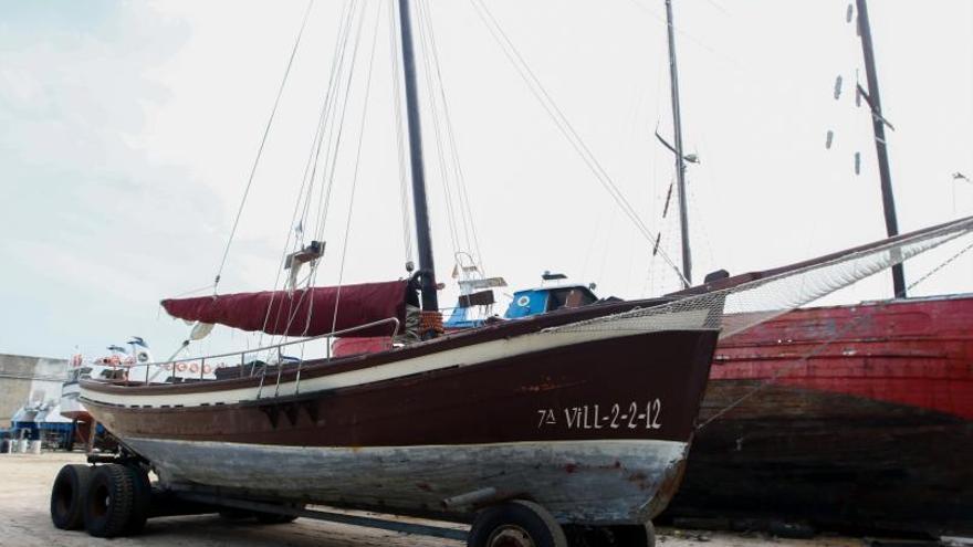 O “Komaira atópase en reparación nun estaleiro do Facho, en Cambados. 