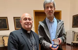 El arzobispo reconoce el trabajo del director de la Escolanía