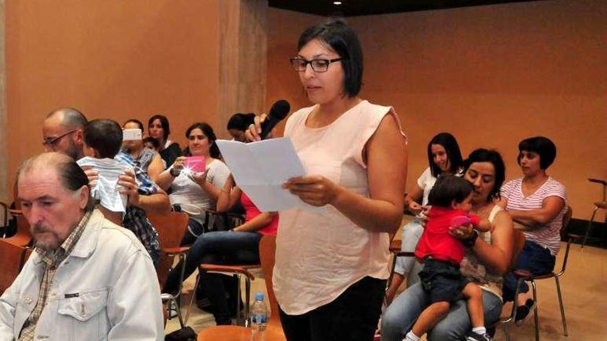 Padres de alumnos de la Escola Infantil de Carril, en el pleno. // I. Abella