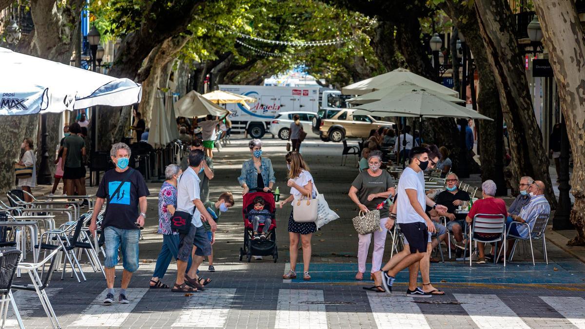 Vecinos de Dénia pasean con mascarillas en una imagen tomada días atrás