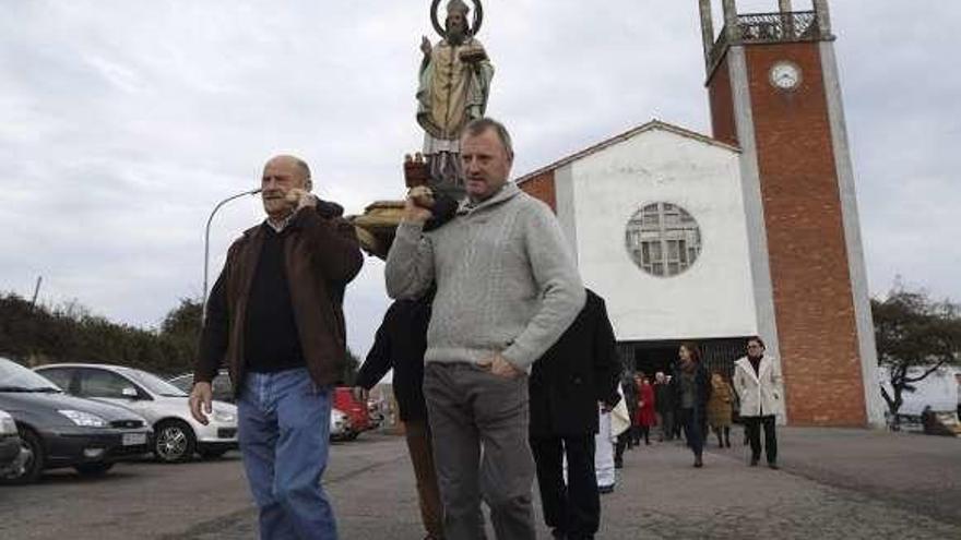 Bañugues honra a los mayores del pueblo con una misa y una comida