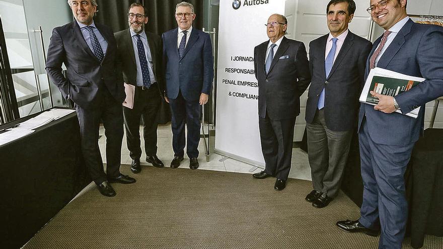 De izquierda a derecha, Enrique López, Eloy Velasco, Ignacio Vidau ( presidente del TSJA), José Luis Fernández (presidente de Autosa), Antonio del Moral y Alejandro Abascal, antes de las ponencias sobre responsabilidad penal de las empresas.