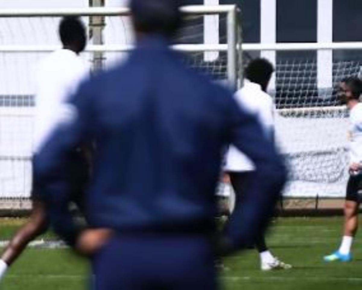 Momento de la sesión que captan las cámaras de VCF Media en que se ve a Gayà, a la derecha, con la máscara de protección