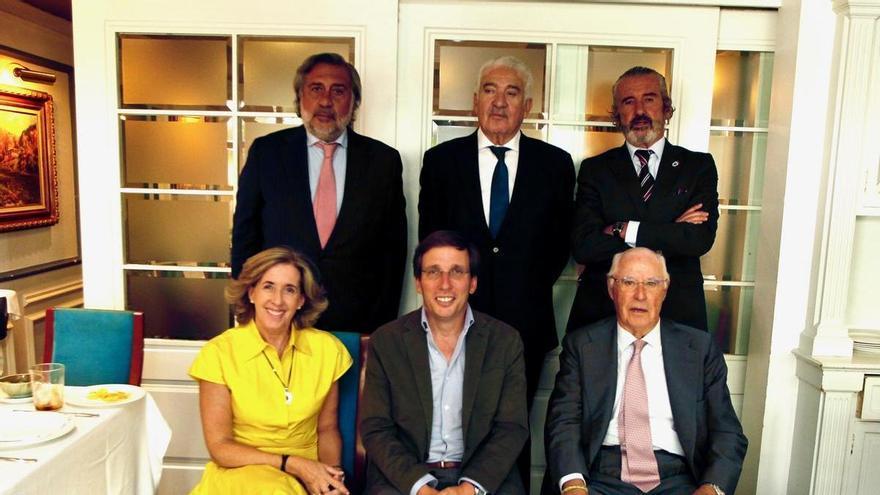 El alcalde de Madrid celebra el Día de Asturias brindando con sidra: "Veo mucho futuro a la región"