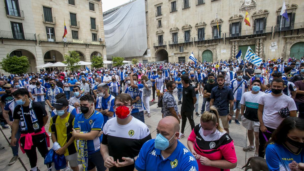 La afición del Hércules protesta por la mala situación del club