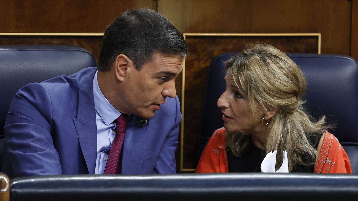 El presidente del Gobierno, Pedro Sánchez, conversa con la vicepresidenta segunda y ministra de Trabajo, Yolanda Díaz, el 13 de julio en el Congreso.