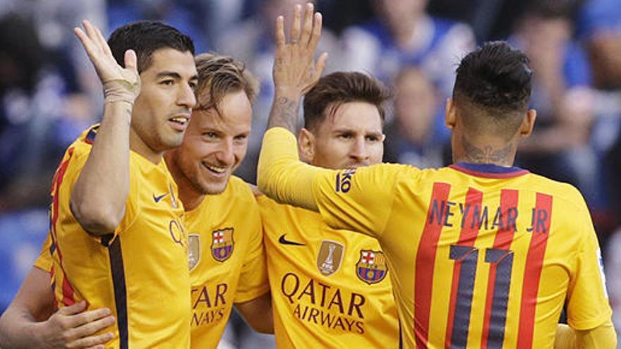 Suárez, Rakitic, Messi y Neymar celebran uno delos goles.