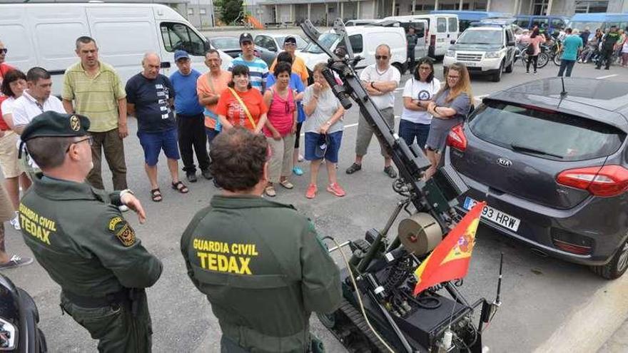 La actividad incluyó una demostración por parte de los Tedax, ayer, en Pontevedra. // Gustavo Santos