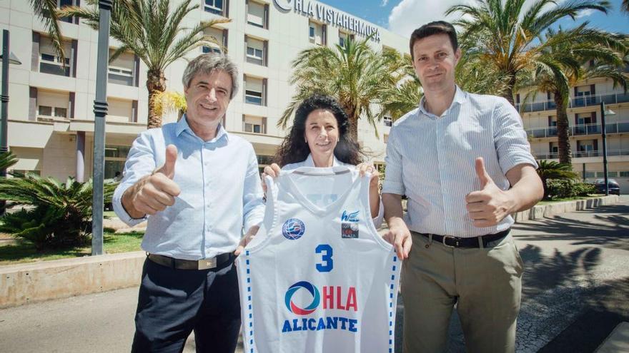 Los directivos del Lucentum, Adriasola y Gallego, junto a Concha Giner, directora médica del HLA Vistahermosa.