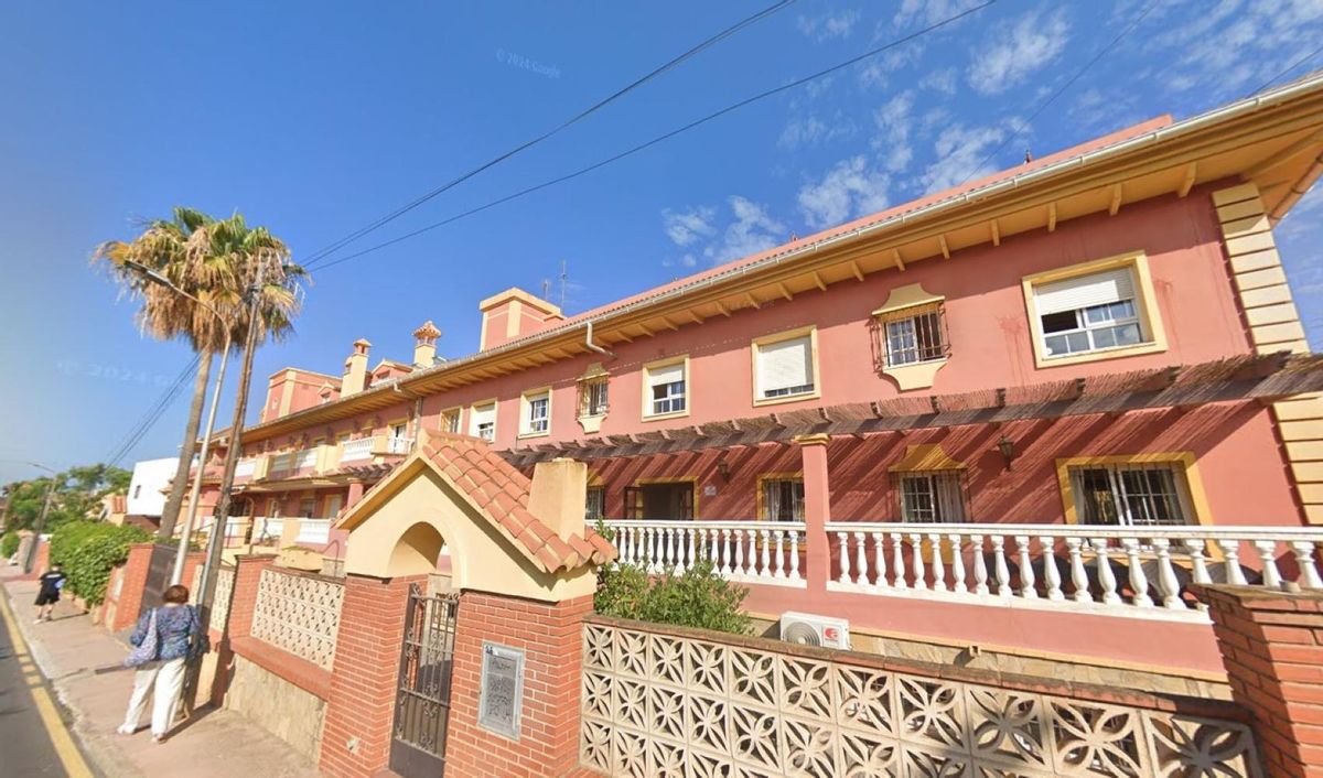 La residencia de Rincón cuenta con un total de 35 habitaciones dobles y 10 habitaciones individuales, amplias zonas comunes, jardines