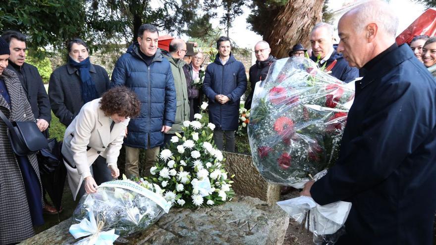 Flores para recordar la figura de Valle en el aniversario de su muerte