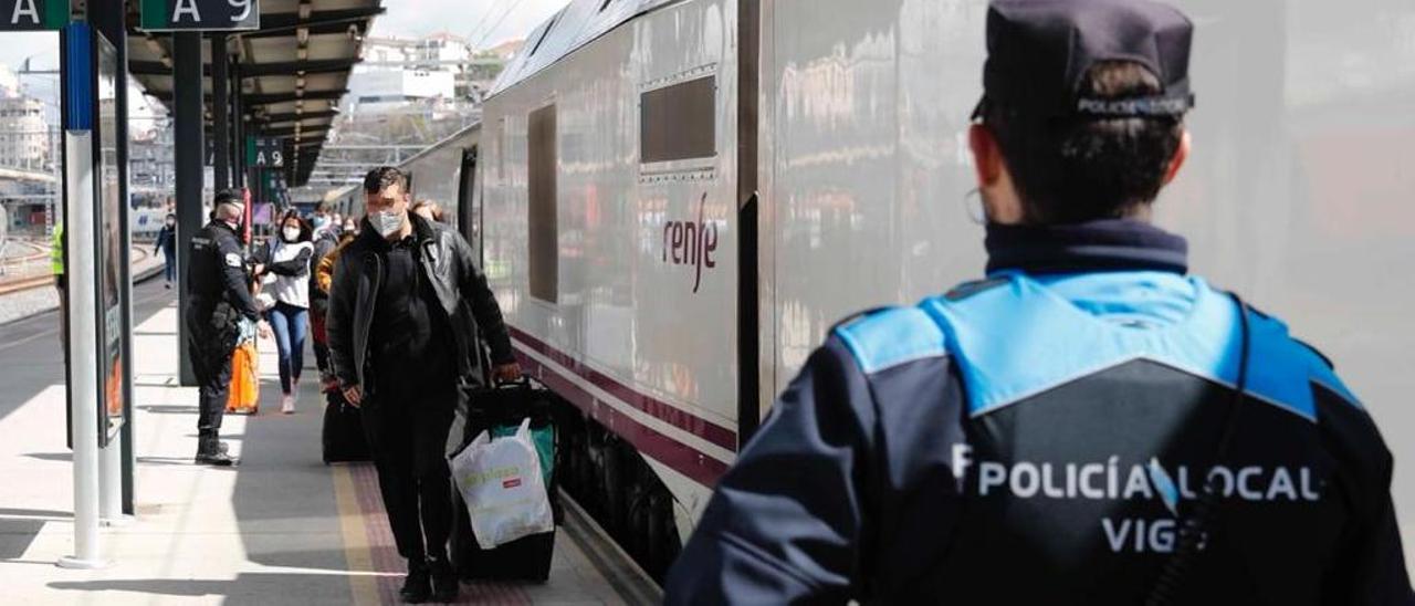 Agentes de la Policía Local haciendo hoy un control en la estación de trenes de Guixar de Vigo. / Pablo Hernández