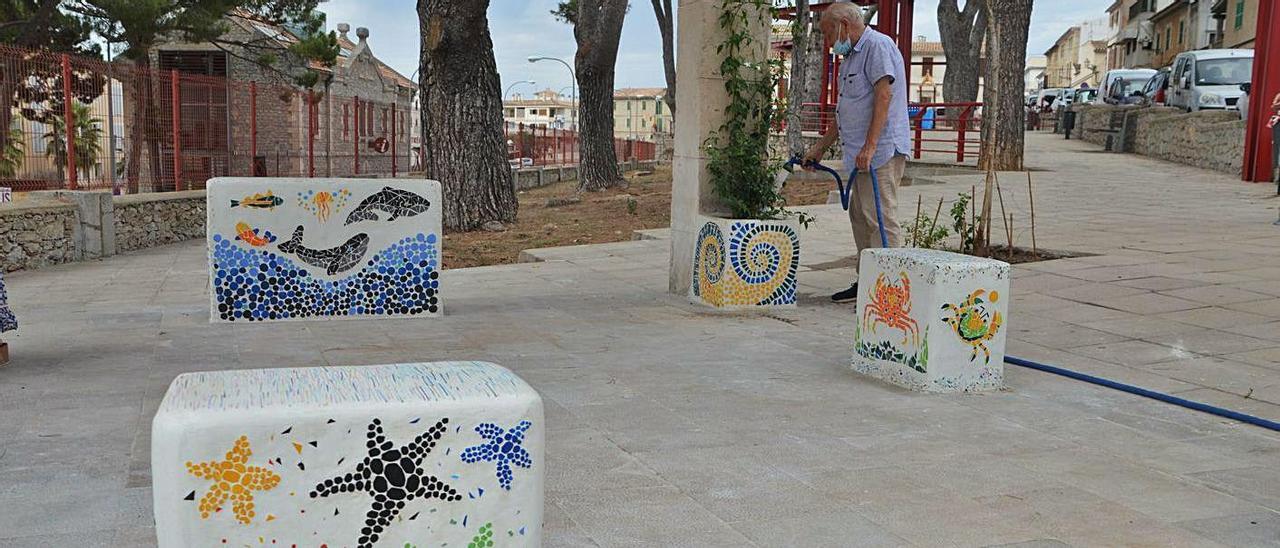 Uno de los voluntarios que se encargará de cuidar las plantas.