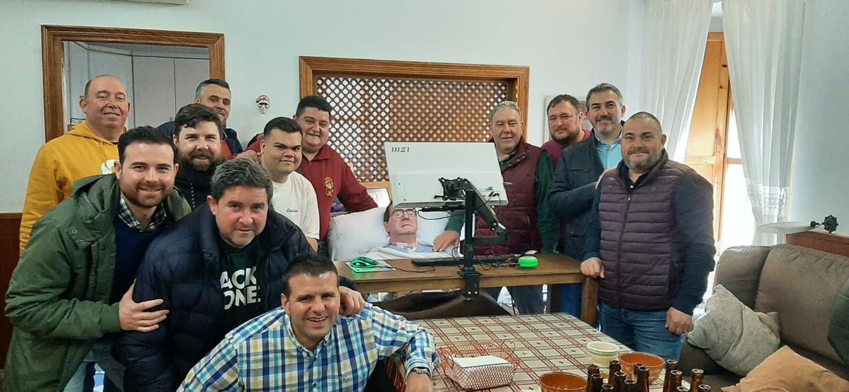 Francisco junto a su grupo de amigos.