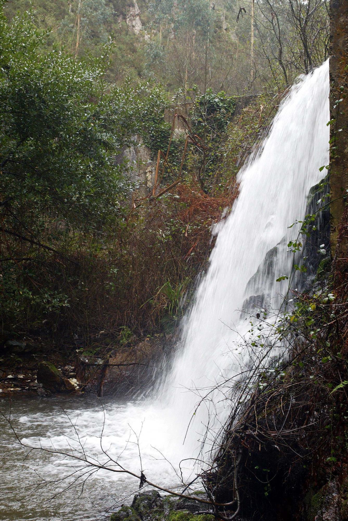 Cascada de Escañorio, Corvera