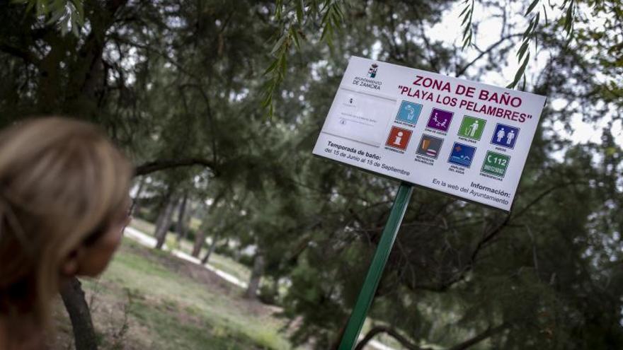 Cartel de prohibido el baño que se retirará próximamente de la playa de los Pelambres