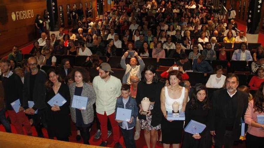 Premiados y público, en el centro Social del Mar de Bueu