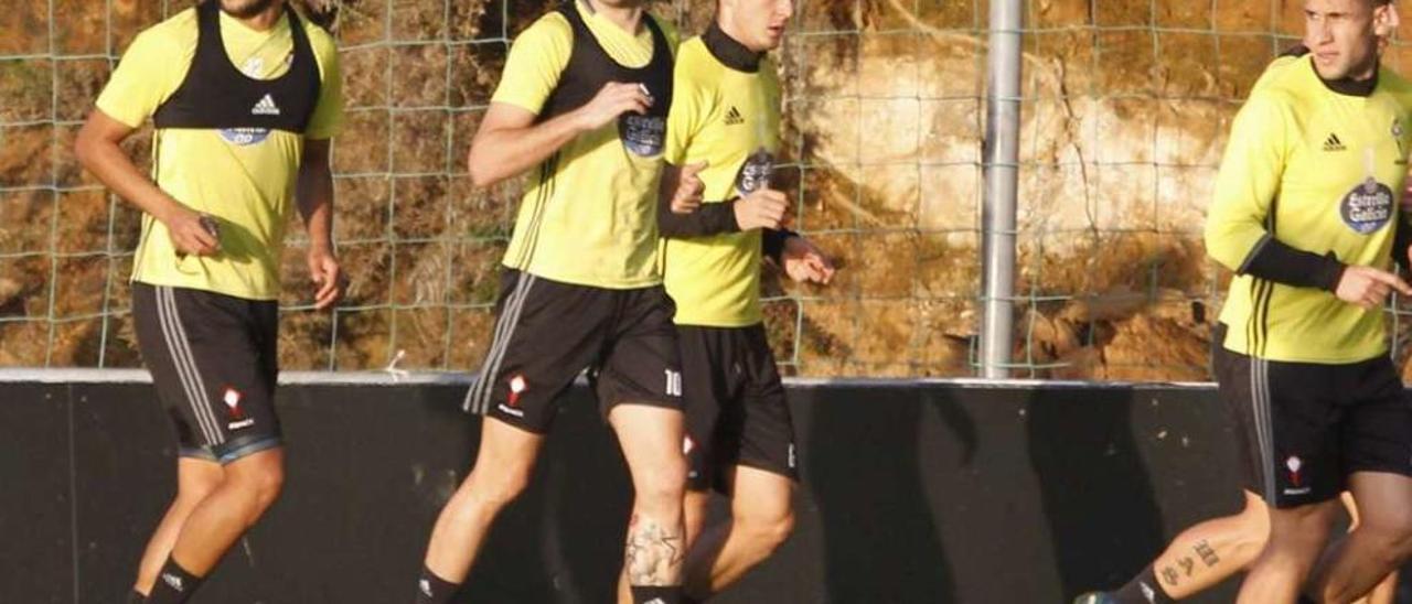 Iago Aspas, en el centro, junto a Cabral y a Radoja, durante el entrenamiento de ayer en A Madroa. // José Lores