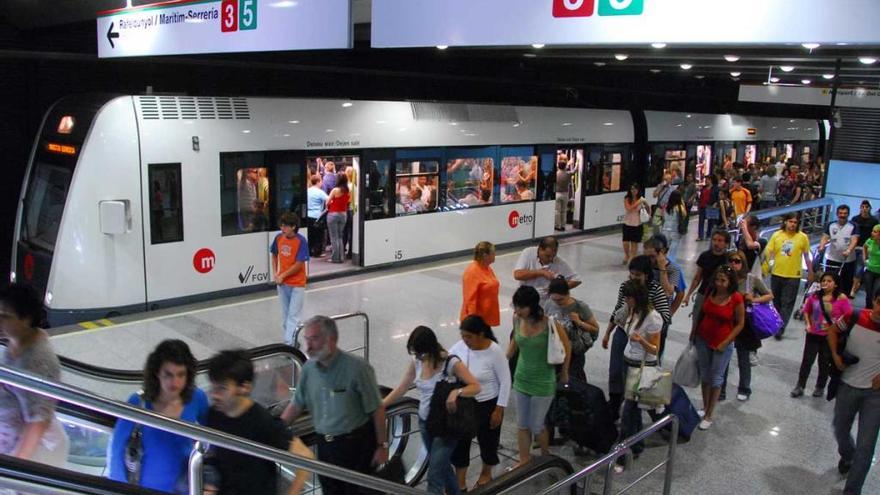 Usuarios del metro en València.